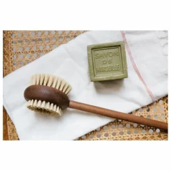 Femme Andrée Jardin Brosse pour le dos en frêne