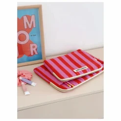 Femme Rose in April Housse d'ordinateur Octave rayée |