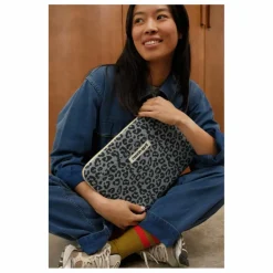 Femme Rose in April Accessoires High-Tech|Accessoires High-Tech|Housse d'ordinateur Octave Graou |