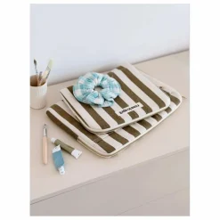 Femme Rose in April Housse d'ordinateur Octave rayée |