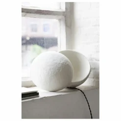Serax Lampe à poser Earth ronde en papier maché | Blanc Online