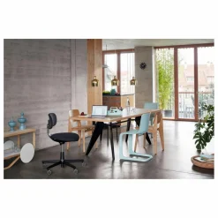 Vitra Table EM en naturel huilé 220x90 cm - piètement noir - Jean Prouvé |